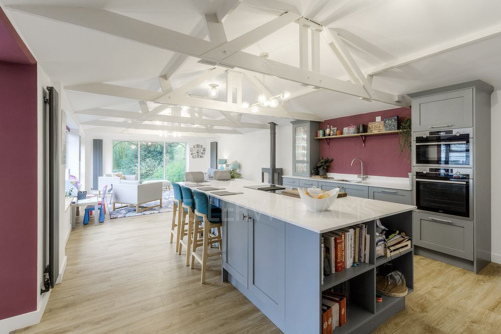 Property photo 2 of 21