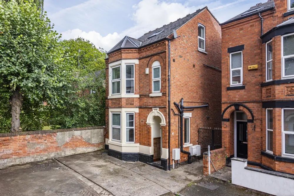 Property photo 1 of 8 Attractive Brick-Built Terraced House Featuring cl...