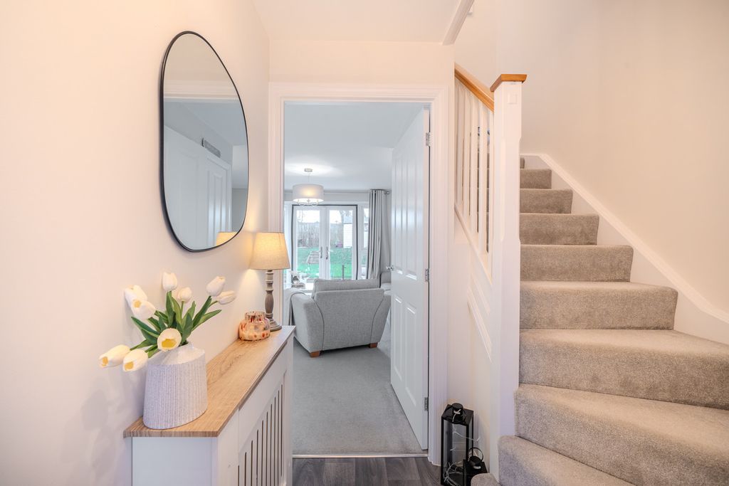 Property photo 2 of 33