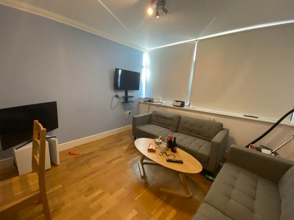 Property photo 2 of 8 A Spacious And Inviting Modern Living Room, Perfec...