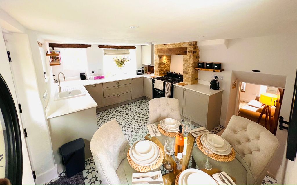 Property photo 3 of 25 Kitchen / Breakfast Room