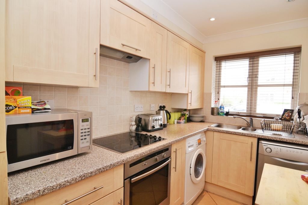 Property photo 3 of 8 Kitchen