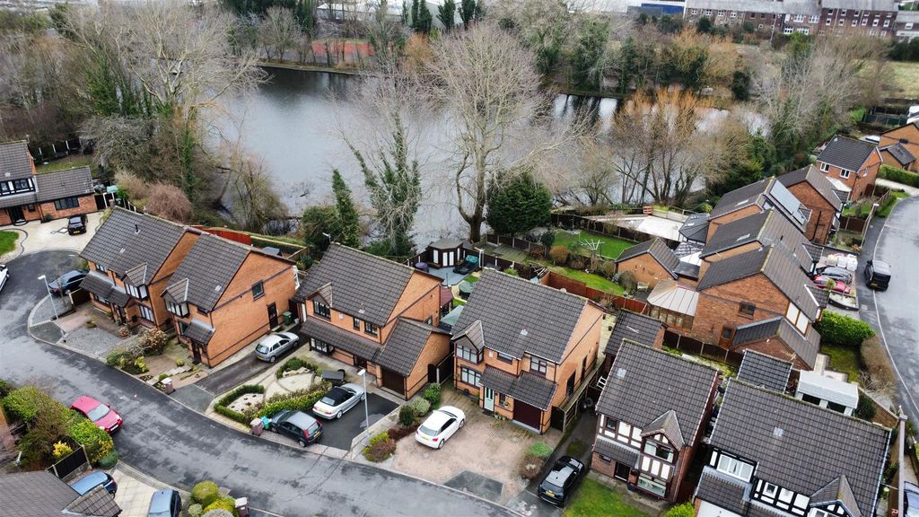 Property photo 2 of 33 Henley Court For Sale