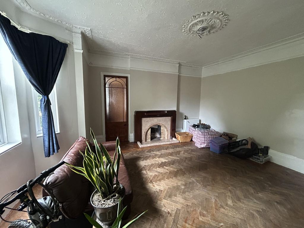 Property photo 3 of 11 Living Room