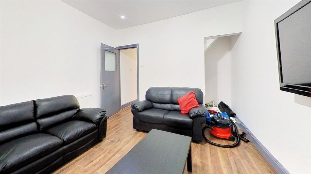 Property photo 2 of 16 265-Dawlish-Road-Liv