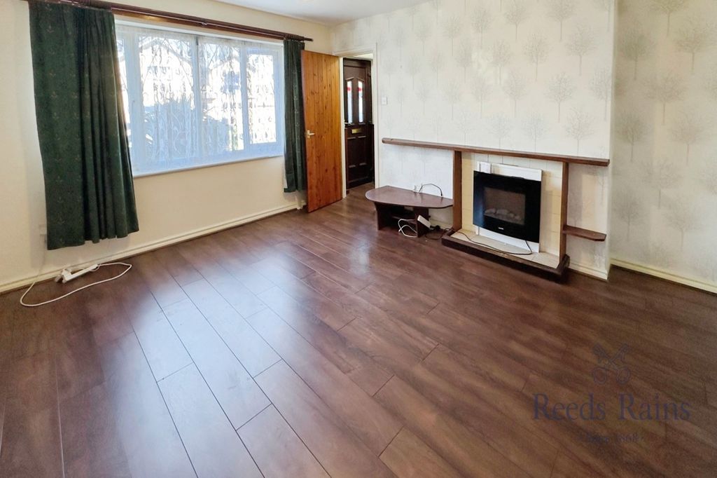 Property photo 3 of 20 Lounge