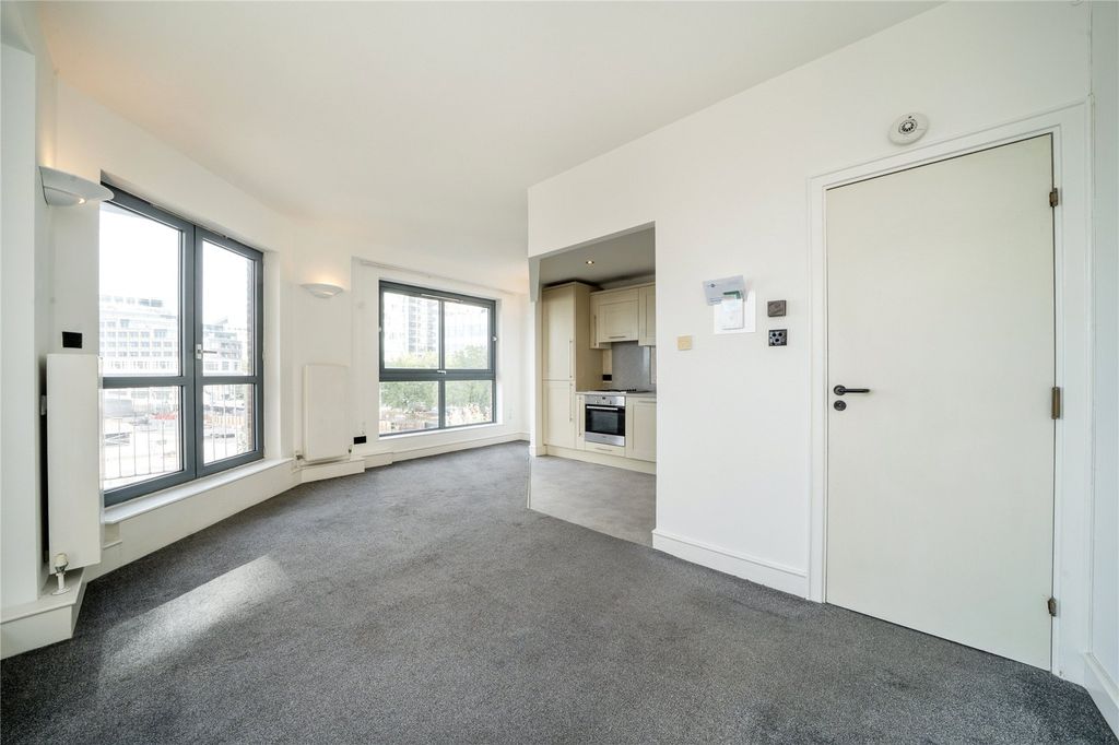 Property photo 3 of 7 Living Room/Kitchen
