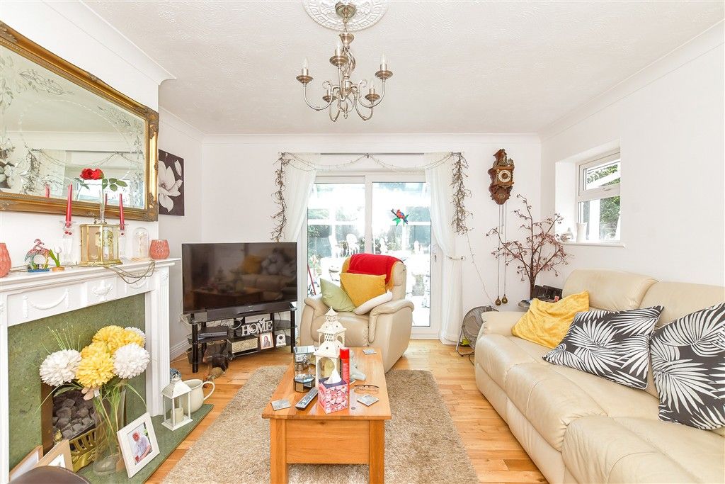 Property photo 1 of 13 Lounge