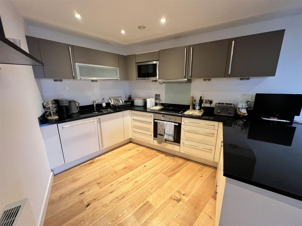 Property photo 3 of 14 Kitchen/Lounge Area