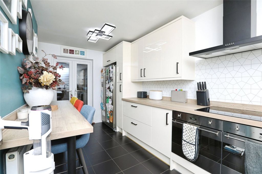 Property photo 3 of 19 Kitchen