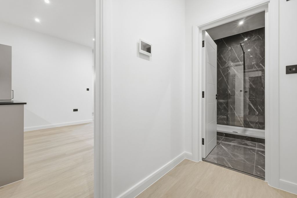 Property photo 2 of 10 Hallway