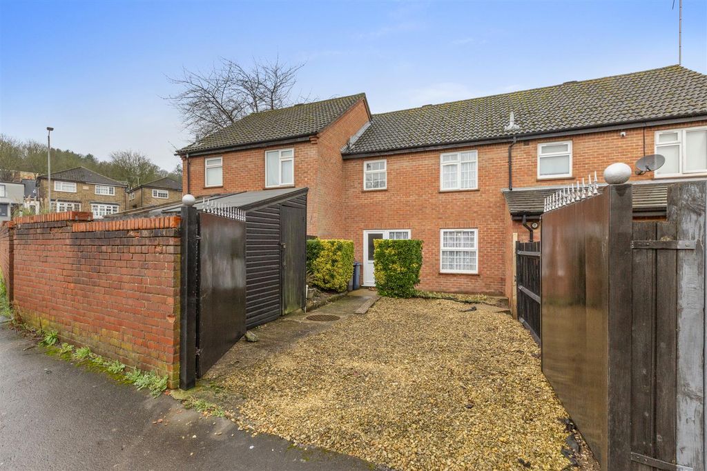 Property photo 3 of 17 2 Snakeley Close, Hp10 9Qp-10.Jpg