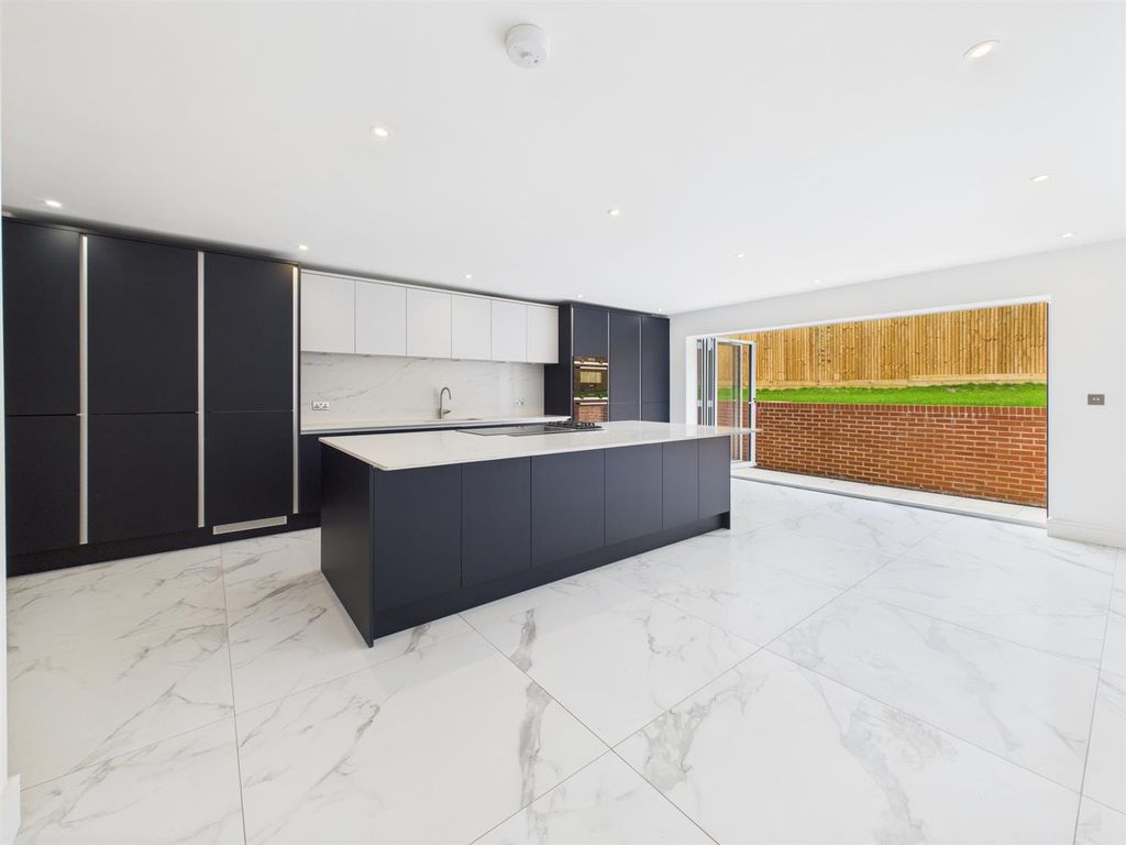 Property photo 3 of 22 Cam04907G0-Pr0340-Still023.Jpg