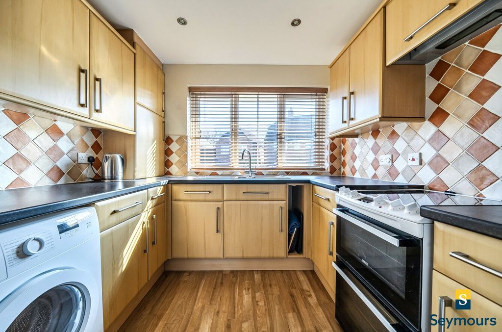 Property photo 3 of 11 Kitchen