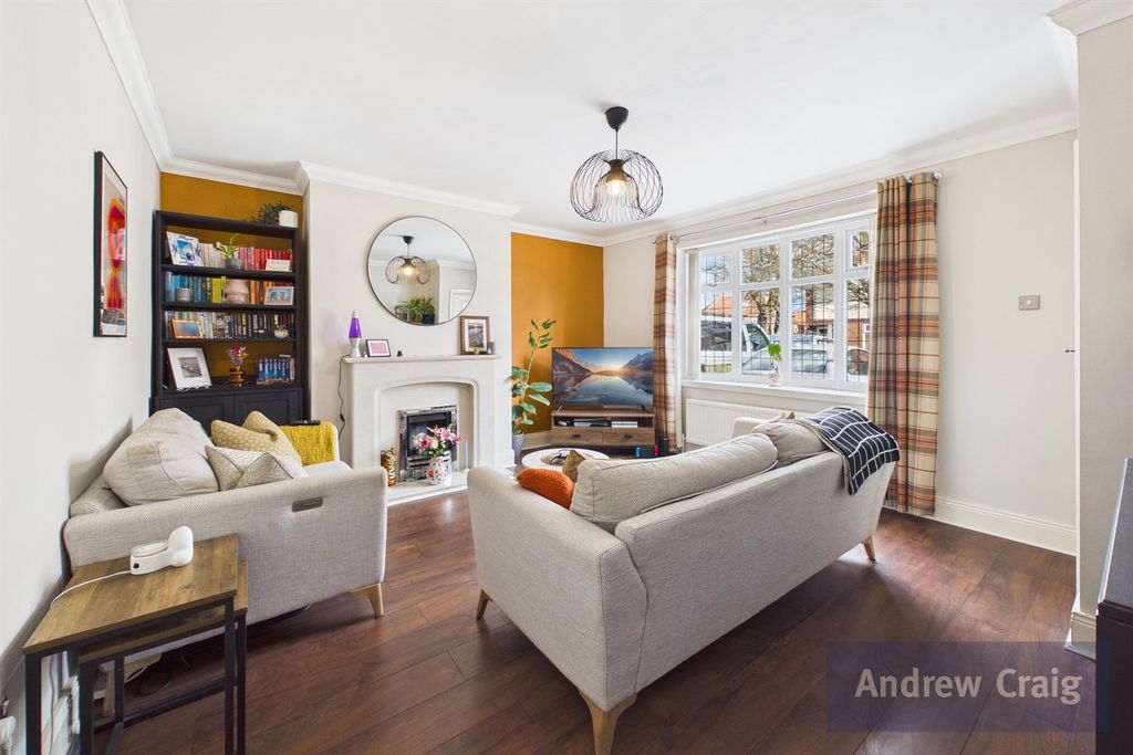 Property photo 3 of 17 Lounge