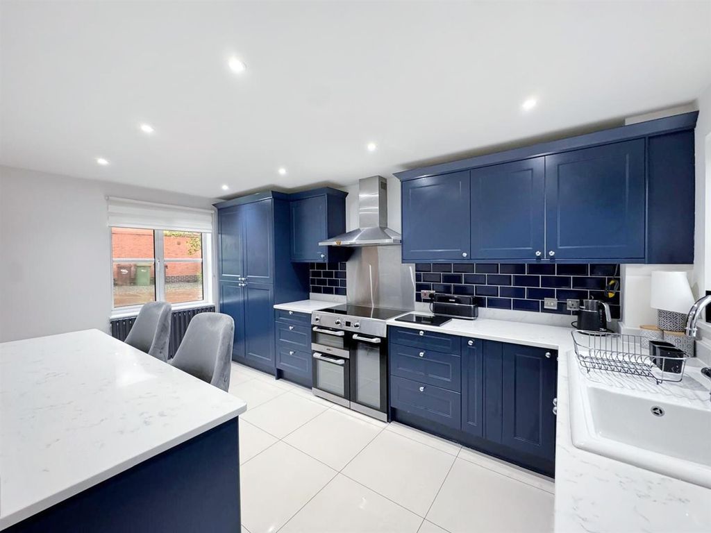 Property photo 3 of 20 Kitchen