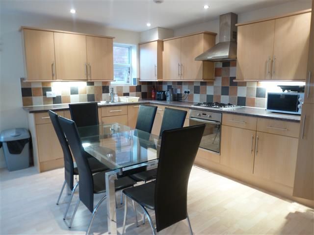 Property photo 3 of 7 Kitchen