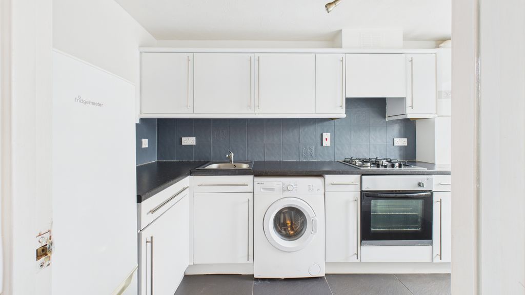 Property photo 3 of 13 Cam04968G0-Pr0058-Still016