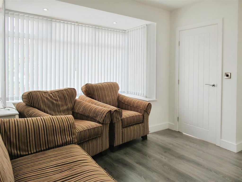 Property photo 3 of 13 Lounge