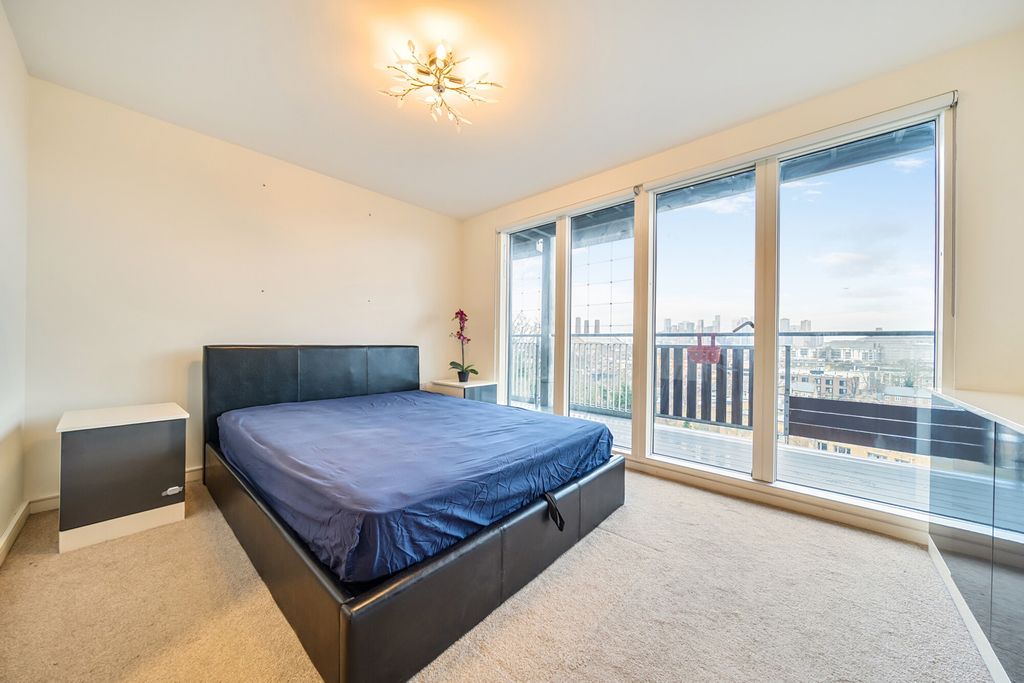 Property photo 2 of 18 Bedroom