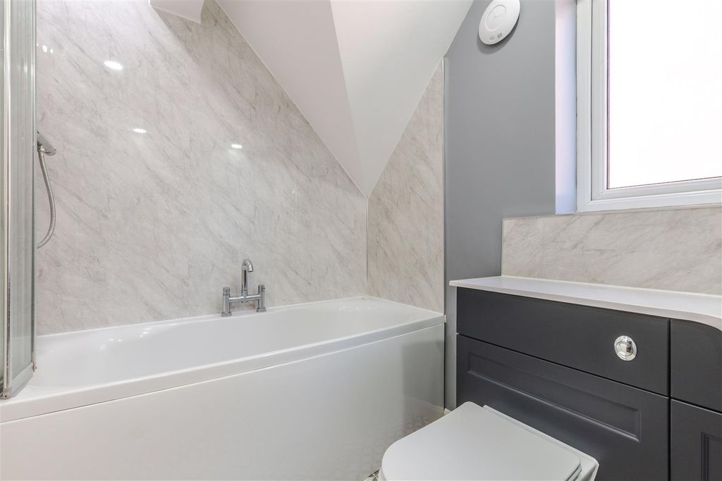 Property photo 3 of 19 Bathroom