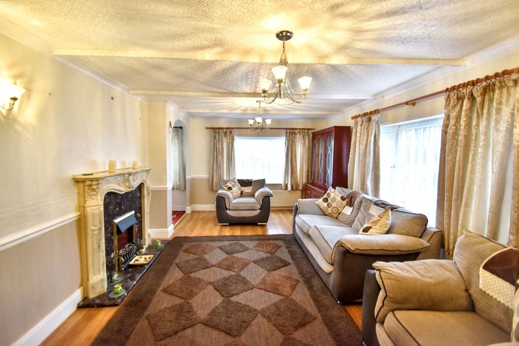 Property photo 3 of 11 Lounge