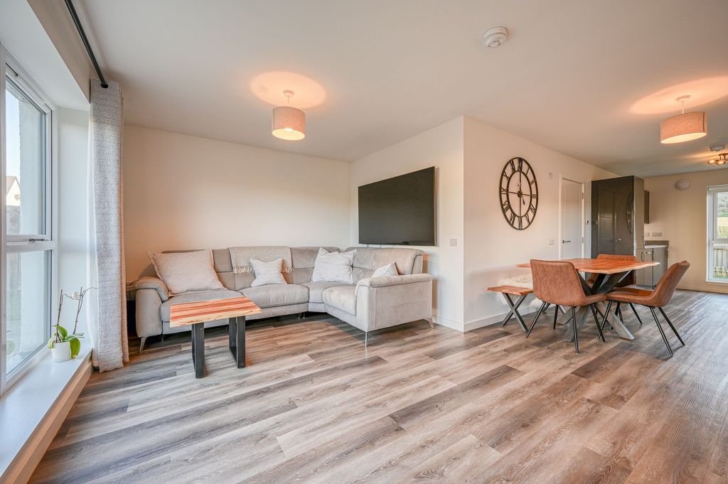 Property photo 2 of 32