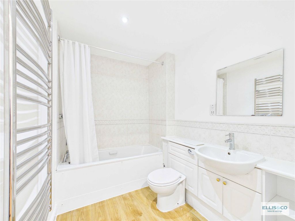 Property photo 2 of 7 Bathroom