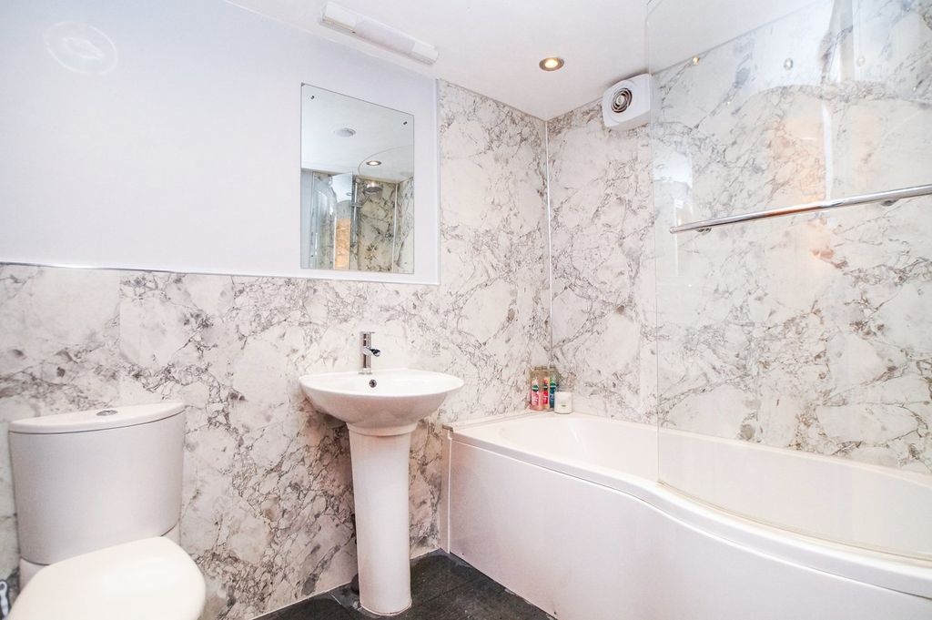 Property photo 3 of 14 Bathroom