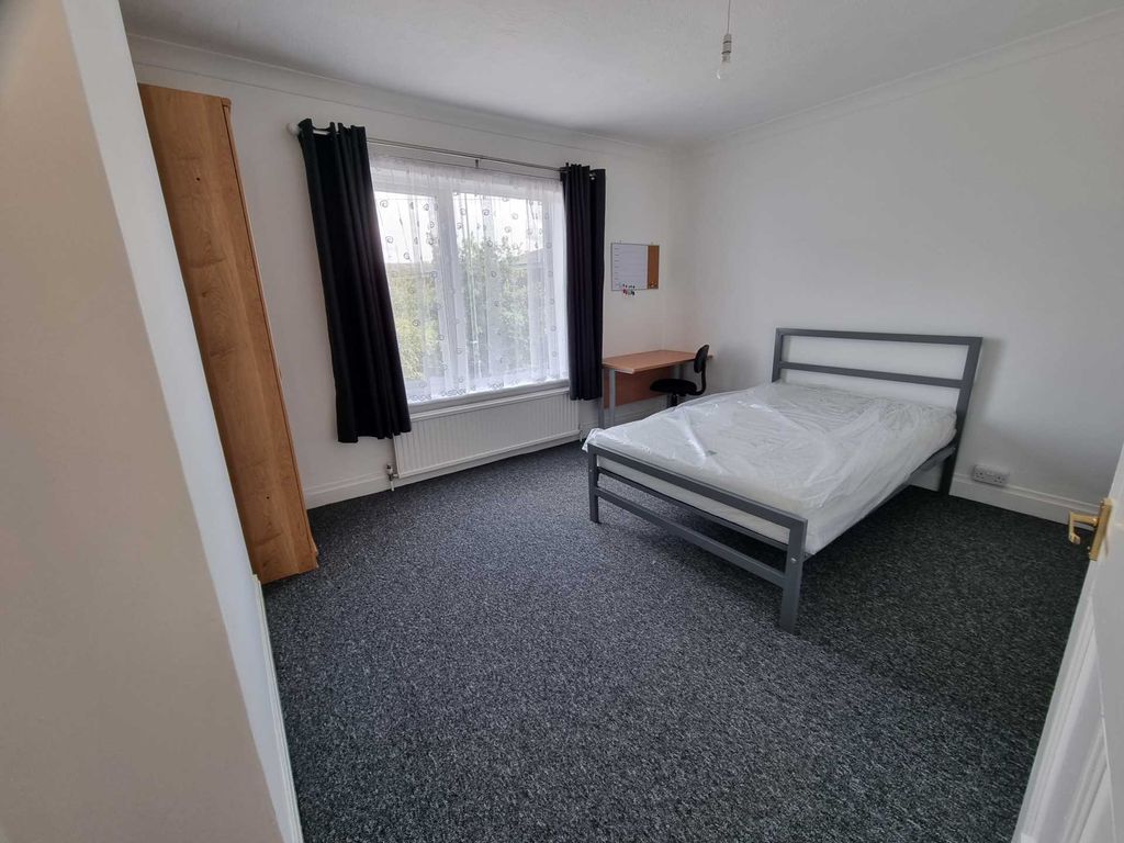 Property photo 1 of 10 Bright, Simply Furnished Double Bedroom With A Met...