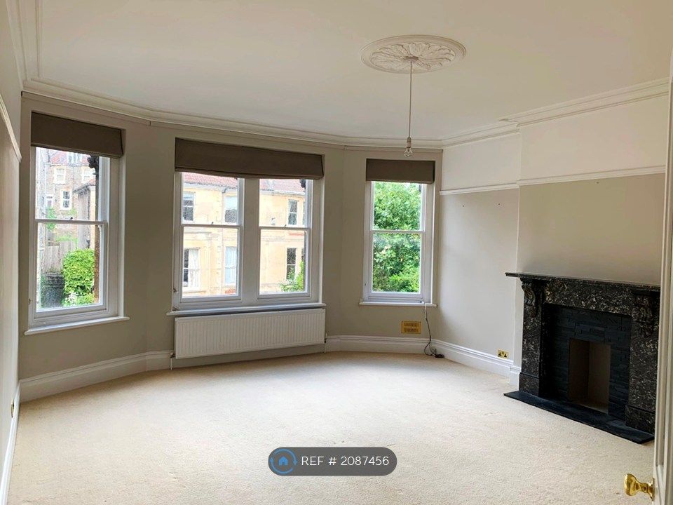Property photo 1 of 16 Living/Dining Room