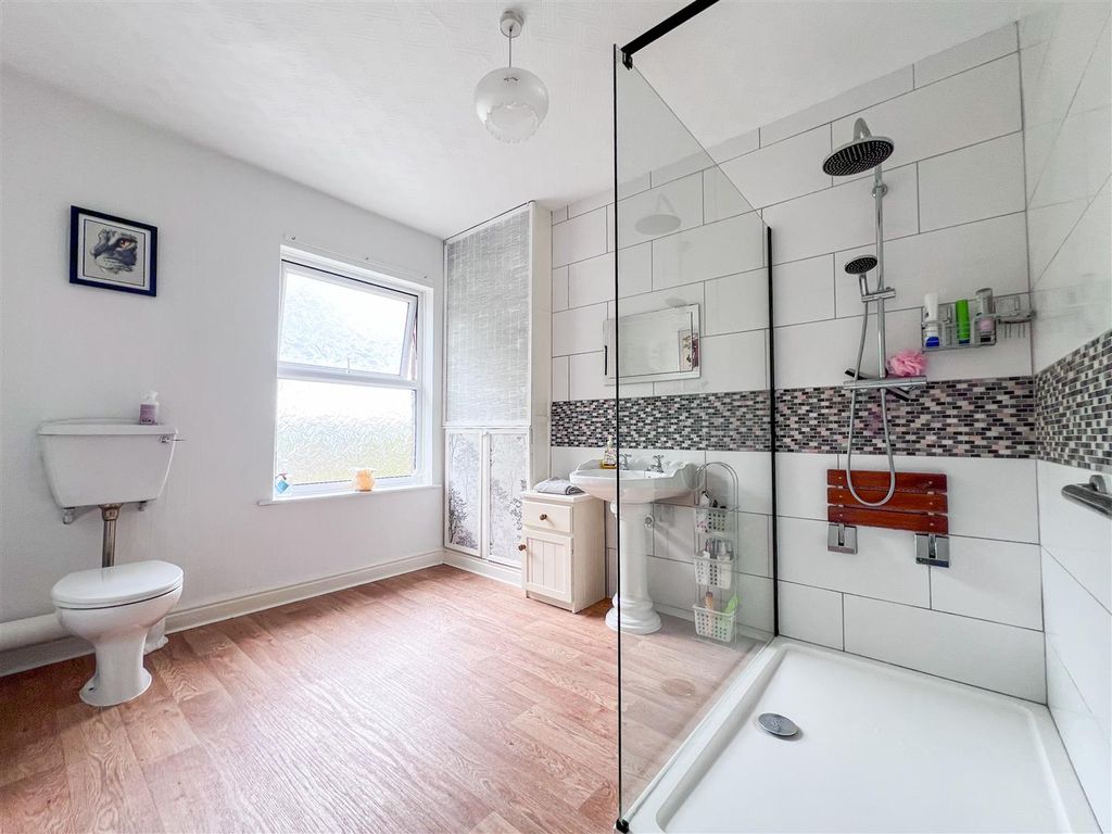 Property photo 3 of 33 Shower Room