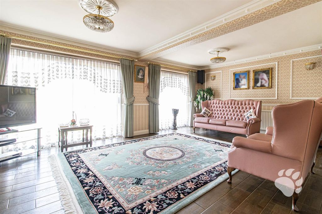 Property photo 2 of 30 Lounge