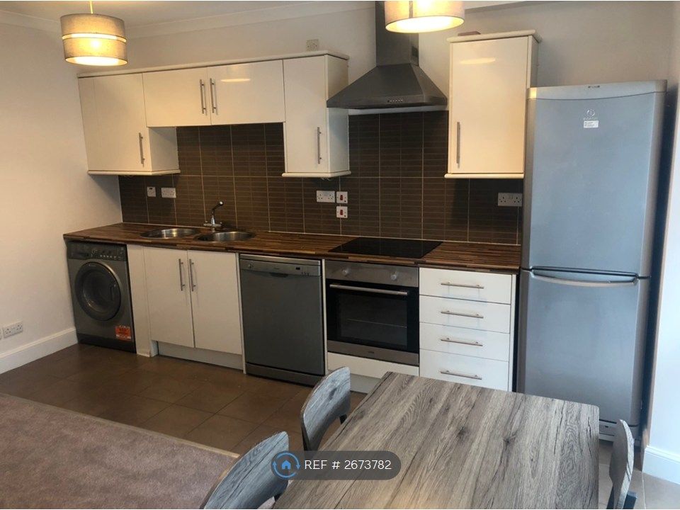 Property photo 2 of 9 Living Room / Kitchen