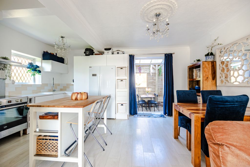 Property photo 3 of 28 Living5