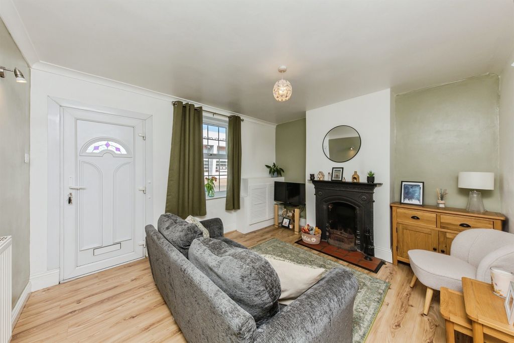 Property photo 3 of 15 Lounge: