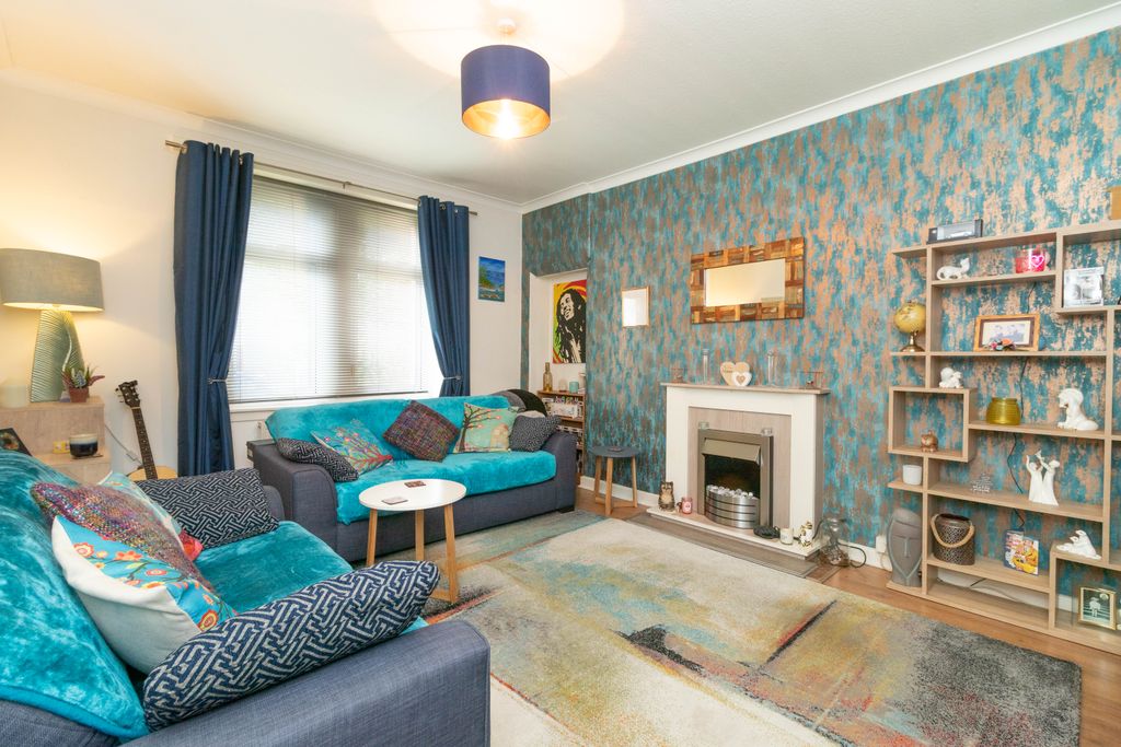 Property photo 2 of 16 Lounge