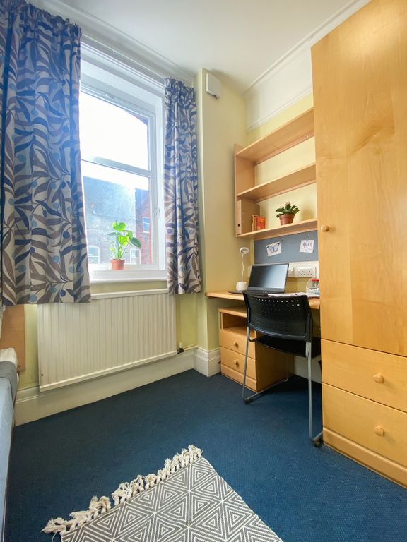Property photo 2 of 10 A Bright And Tidy Double Bedroom Featuring A Comfo...