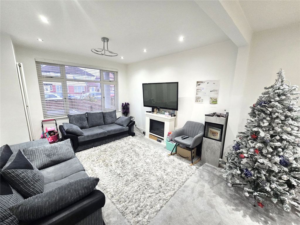 Property photo 3 of 14 Lounge