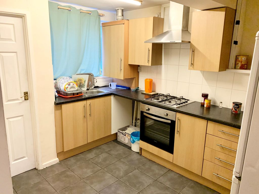 Property photo 3 of 6 Kitchen