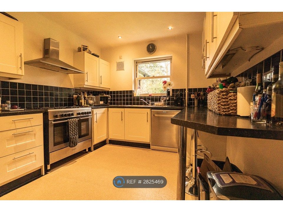 Property photo 2 of 7 Large Kitchen With Range Cooker And Dishwasher