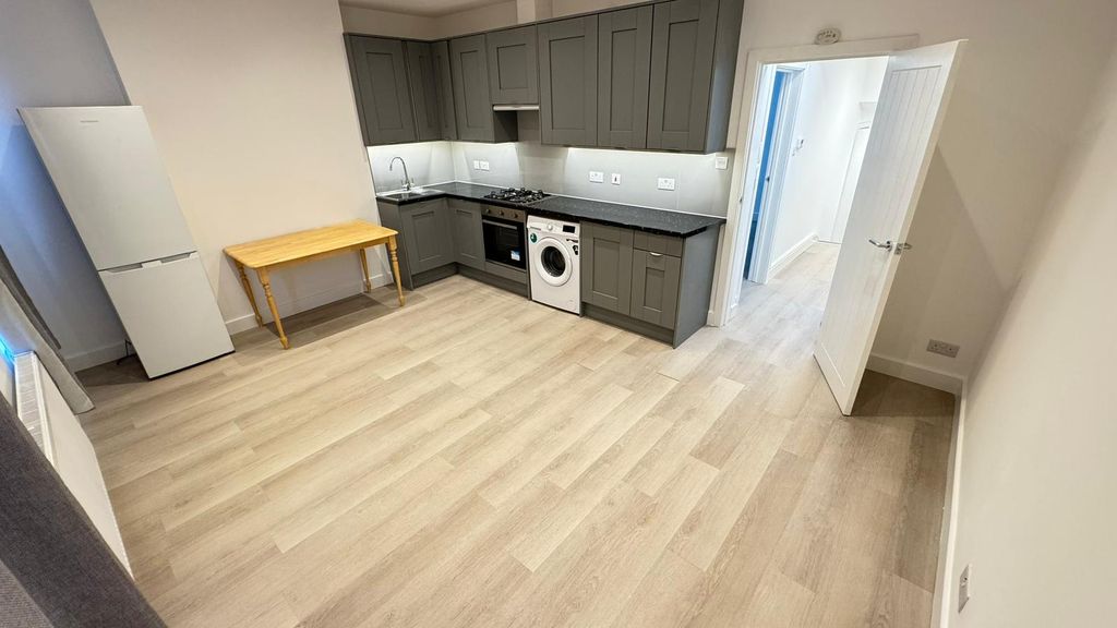 Property photo 1 of 12 Bright &amp; Spacious One-Bedroom Flat In Prime Wood Green Location