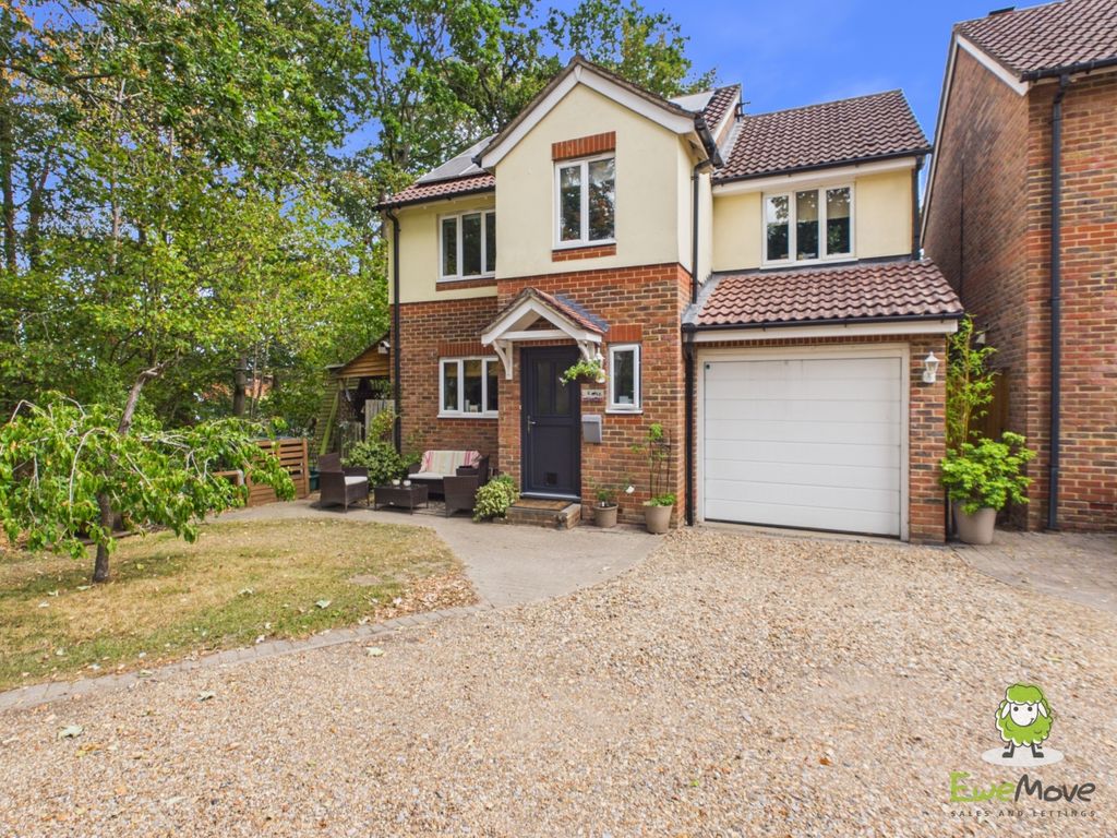 Property photo 1 of 23 Ewemove Estate Agents Basingstoke - Clere Gardens