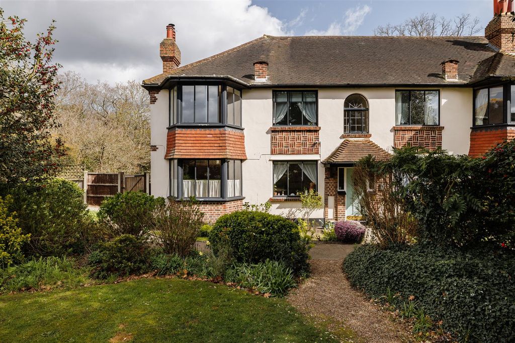 Property photo 1 of 42 Forest Court, E11