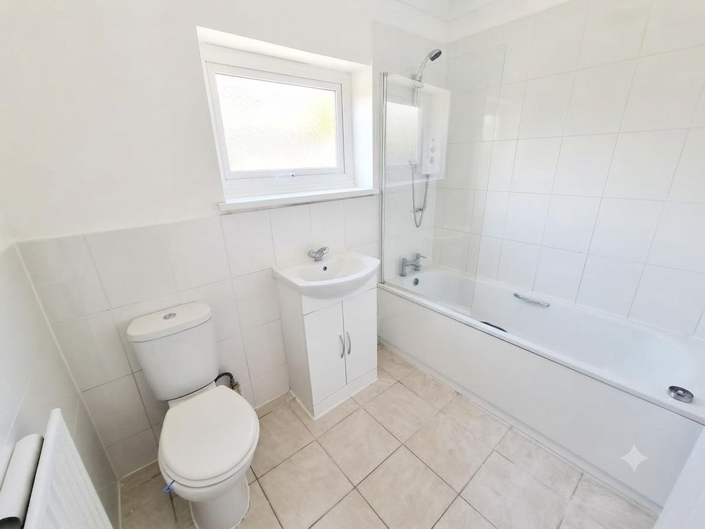 Property photo 3 of 10 Bathroom