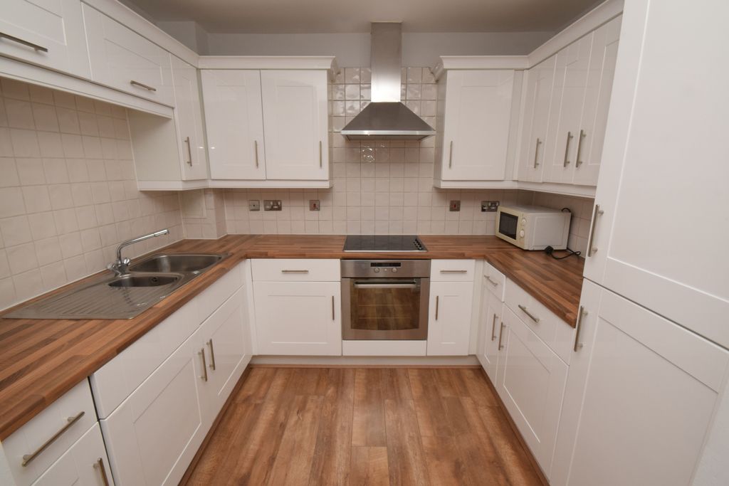 Property photo 2 of 8 Kitchen