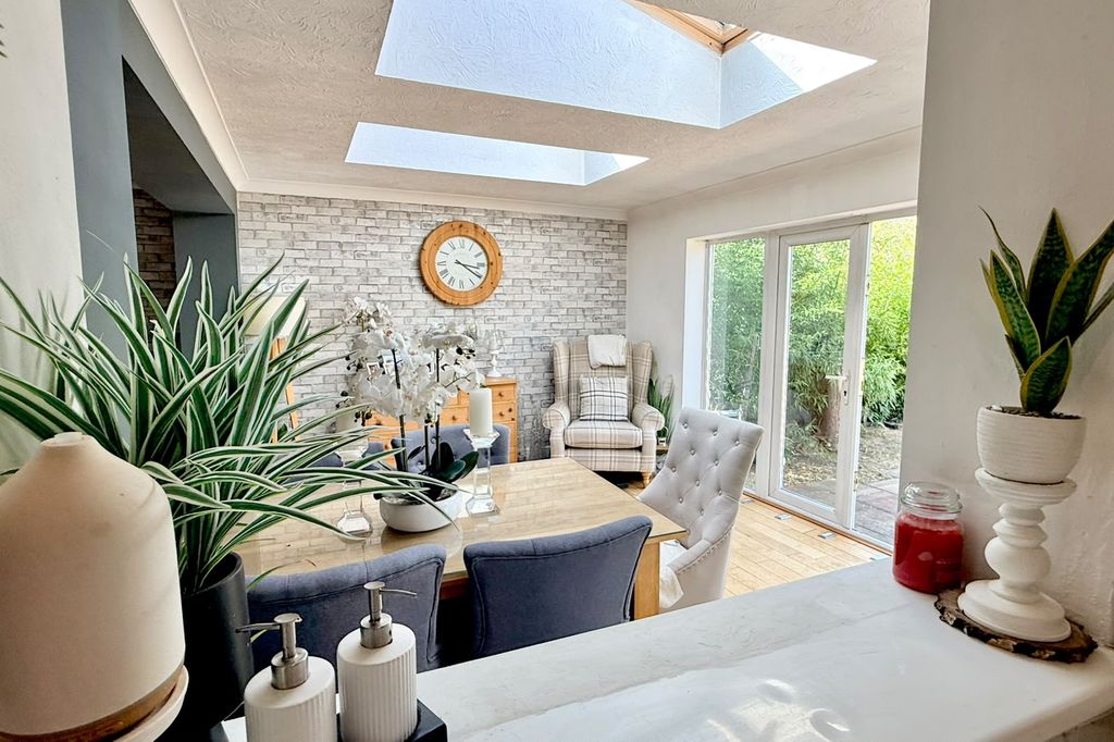 Property photo 2 of 22 Coniston Road Photos (17)