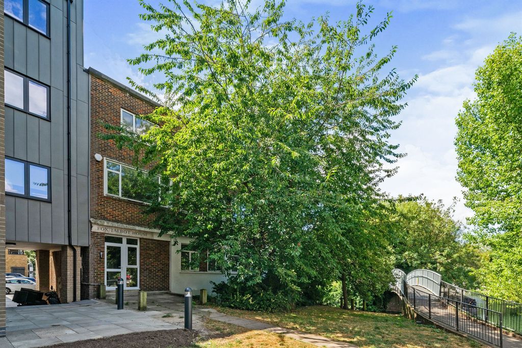 Property photo 1 of 10 Bathroom