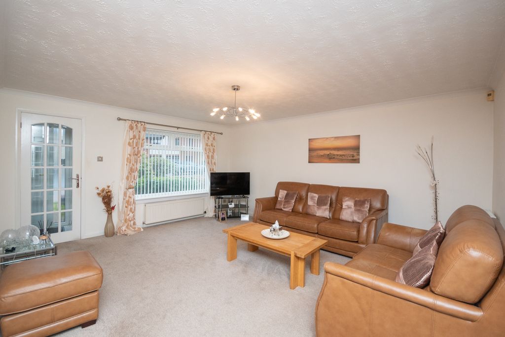 Property photo 3 of 16 Lounge