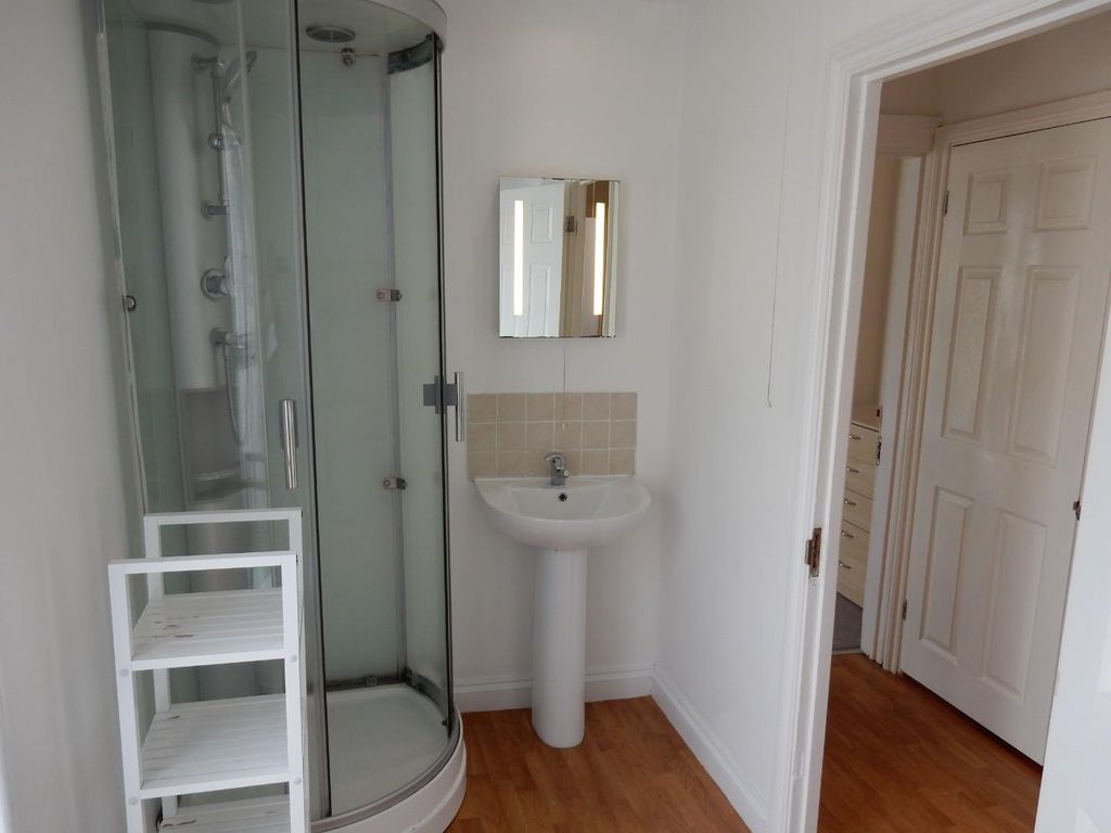 Property photo 3 of 5 40 Fh Upstairs Bathroom A.Jpg